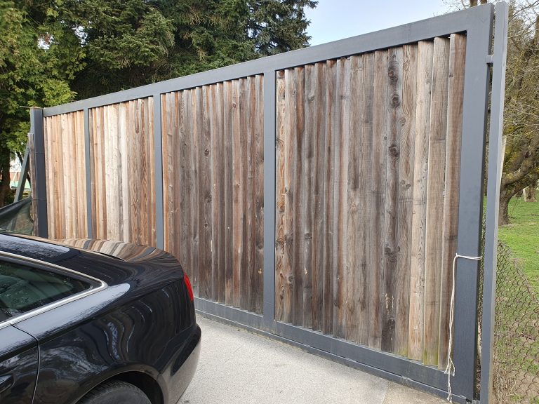 Kovinska drsna vrata v kombinaciji lesu